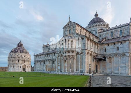 Pisa, Italien - 29. Juni 2023. Kathedrale außen mit Taufhaus, frühmorgendliches Licht Stockfoto