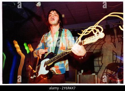 SUPERGRASS, FRÜHE TOURNEE, 1995: Gaz Coombes von Supergrass spielte an der Glamorgan University in Treforest, Wales, Großbritannien auf der ersten Headline-Tour der Band am 7. März 1995. Foto: Rob Watkins. INFO: Supergrass, eine britische Rockband, erzielte Mitte der 1990er Jahre mit ihrer ansteckenden Mischung aus Britpop und Punkeinflüssen Erfolg. Hits wie „Alright“ und Alben wie „I Should Coco“ festigten ihren Ruf für energiegeladene, eingängige Melodien und trugen zur pulsierenden Musikszene der damaligen Zeit bei. Stockfoto