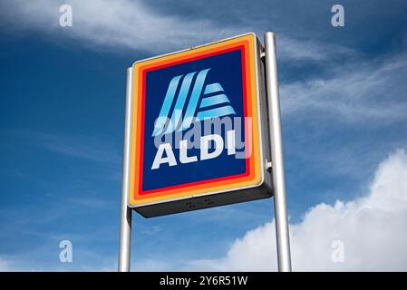 Aldi Supermarkt Schild an einem sonnigen Tag. Stockfoto