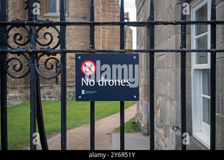 "No Drones"-Schild auf dem Geländer der Elgin Cathedral in Elgin, Moray, Schottland, Großbritannien. Stockfoto