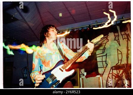 SUPERGRASS, YOUNG, EARLY TOUR, 1995: A very Young Gaz Coombes of Supergrass, der einen Fender Telecaster an der Glamorgan University, Treforest, Wales, UK auf der ersten Headline UK Tour der Band am 7. März 1995 spielt. Foto: Rob Watkins. INFO: Supergrass, eine britische Rockband, erzielte Mitte der 1990er Jahre mit ihrer ansteckenden Mischung aus Britpop und Punkeinflüssen Erfolg. Hits wie „Alright“ und Alben wie „I Should Coco“ festigten ihren Ruf für energiegeladene, eingängige Melodien und trugen zur pulsierenden Musikszene der damaligen Zeit bei. Stockfoto