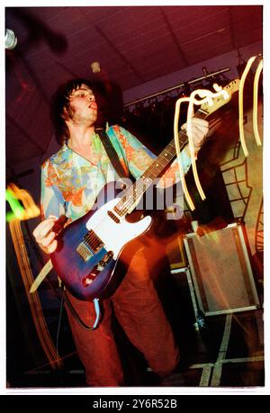 SUPERGRASS, YOUNG, EARLY TOUR, 1995: A very Young Gaz Coombes of Supergrass, der einen Fender Telecaster an der Glamorgan University, Treforest, Wales, UK auf der ersten Headline UK Tour der Band am 7. März 1995 spielt. Foto: Rob Watkins. INFO: Supergrass, eine britische Rockband, erzielte Mitte der 1990er Jahre mit ihrer ansteckenden Mischung aus Britpop und Punkeinflüssen Erfolg. Hits wie „Alright“ und Alben wie „I Should Coco“ festigten ihren Ruf für energiegeladene, eingängige Melodien und trugen zur pulsierenden Musikszene der damaligen Zeit bei. Stockfoto