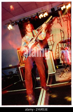 SUPERGRASS, FRÜHE TOURNEE, 1995: Gaz Coombes von Supergrass spielte an der Glamorgan University in Treforest, Wales, Großbritannien auf der ersten Headline-Tour der Band am 7. März 1995. Foto: Rob Watkins. INFO: Supergrass, eine britische Rockband, erzielte Mitte der 1990er Jahre mit ihrer ansteckenden Mischung aus Britpop und Punkeinflüssen Erfolg. Hits wie „Alright“ und Alben wie „I Should Coco“ festigten ihren Ruf für energiegeladene, eingängige Melodien und trugen zur pulsierenden Musikszene der damaligen Zeit bei. Stockfoto