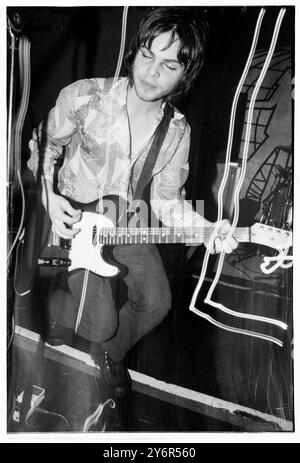 SUPERGRASS, YOUNG, EARLY TOUR, 1995: A very Young Gaz Coombes of Supergrass, der einen Fender Telecaster an der Glamorgan University, Treforest, Wales, UK auf der ersten Headline UK Tour der Band am 7. März 1995 spielt. Foto: Rob Watkins. INFO: Supergrass, eine britische Rockband, erzielte Mitte der 1990er Jahre mit ihrer ansteckenden Mischung aus Britpop und Punkeinflüssen Erfolg. Hits wie „Alright“ und Alben wie „I Should Coco“ festigten ihren Ruf für energiegeladene, eingängige Melodien und trugen zur pulsierenden Musikszene der damaligen Zeit bei. Stockfoto