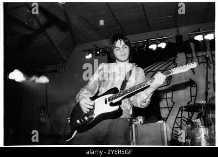 SUPERGRASS, YOUNG, EARLY TOUR, 1995: A very Young Gaz Coombes of Supergrass, der einen Fender Telecaster an der Glamorgan University, Treforest, Wales, UK auf der ersten Headline UK Tour der Band am 7. März 1995 spielt. Foto: Rob Watkins. INFO: Supergrass, eine britische Rockband, erzielte Mitte der 1990er Jahre mit ihrer ansteckenden Mischung aus Britpop und Punkeinflüssen Erfolg. Hits wie „Alright“ und Alben wie „I Should Coco“ festigten ihren Ruf für energiegeladene, eingängige Melodien und trugen zur pulsierenden Musikszene der damaligen Zeit bei. Stockfoto