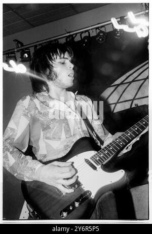 SUPERGRASS, YOUNG, EARLY TOUR, 1995: A very Young Gaz Coombes of Supergrass, der einen Fender Telecaster an der Glamorgan University, Treforest, Wales, UK auf der ersten Headline UK Tour der Band am 7. März 1995 spielt. Foto: Rob Watkins. INFO: Supergrass, eine britische Rockband, erzielte Mitte der 1990er Jahre mit ihrer ansteckenden Mischung aus Britpop und Punkeinflüssen Erfolg. Hits wie „Alright“ und Alben wie „I Should Coco“ festigten ihren Ruf für energiegeladene, eingängige Melodien und trugen zur pulsierenden Musikszene der damaligen Zeit bei. Stockfoto