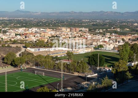 Rojales spanische Stadt, Spanien, in der Provinz Alicante und Gemeinde Valencia. Landschaft, Fußballplatz und Umgebung von oben Stockfoto