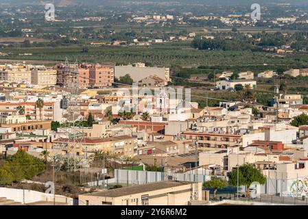 Rojales, spanische Stadt in der Provinz Alicante und autonome Gemeinde Valencia. Landschaft und Umgebung von oben. Kirchturm Stockfoto