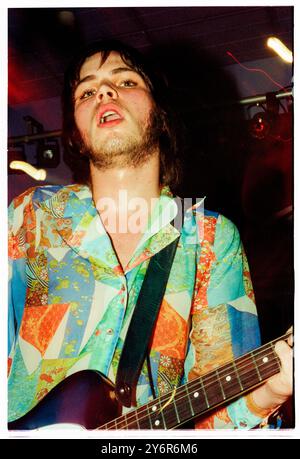 SUPERGRASS, FRÜHE TOURNEE, 1995: Gaz Coombes von Supergrass spielte an der Glamorgan University in Treforest, Wales, Großbritannien auf der ersten Headline-Tour der Band am 7. März 1995. Foto: Rob Watkins. INFO: Supergrass, eine britische Rockband, erzielte Mitte der 1990er Jahre mit ihrer ansteckenden Mischung aus Britpop und Punkeinflüssen Erfolg. Hits wie „Alright“ und Alben wie „I Should Coco“ festigten ihren Ruf für energiegeladene, eingängige Melodien und trugen zur pulsierenden Musikszene der damaligen Zeit bei. Stockfoto