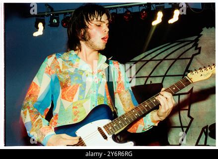 SUPERGRASS, YOUNG, EARLY TOUR, 1995: A very Young Gaz Coombes of Supergrass, der einen Fender Telecaster an der Glamorgan University, Treforest, Wales, UK auf der ersten Headline UK Tour der Band am 7. März 1995 spielt. Foto: Rob Watkins. INFO: Supergrass, eine britische Rockband, erzielte Mitte der 1990er Jahre mit ihrer ansteckenden Mischung aus Britpop und Punkeinflüssen Erfolg. Hits wie „Alright“ und Alben wie „I Should Coco“ festigten ihren Ruf für energiegeladene, eingängige Melodien und trugen zur pulsierenden Musikszene der damaligen Zeit bei. Stockfoto