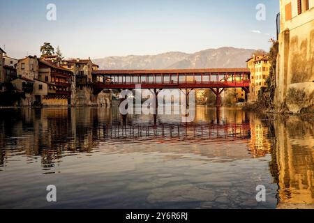 Die Häuser von überblicken den Fluss Brenta in Bassano del Grappa Stockfoto