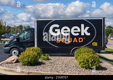 GREEN BAY, WI, USA, 23. SEPTEMBER 2024: Geek Squad Fahrzeug und Markenlogo. Stockfoto