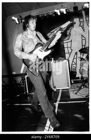 SUPERGRASS, YOUNG, EARLY TOUR, 1995: A very Young Gaz Coombes of Supergrass, der einen Fender Telecaster an der Glamorgan University, Treforest, Wales, UK auf der ersten Headline UK Tour der Band am 7. März 1995 spielt. Foto: Rob Watkins. INFO: Supergrass, eine britische Rockband, erzielte Mitte der 1990er Jahre mit ihrer ansteckenden Mischung aus Britpop und Punkeinflüssen Erfolg. Hits wie „Alright“ und Alben wie „I Should Coco“ festigten ihren Ruf für energiegeladene, eingängige Melodien und trugen zur pulsierenden Musikszene der damaligen Zeit bei. Stockfoto