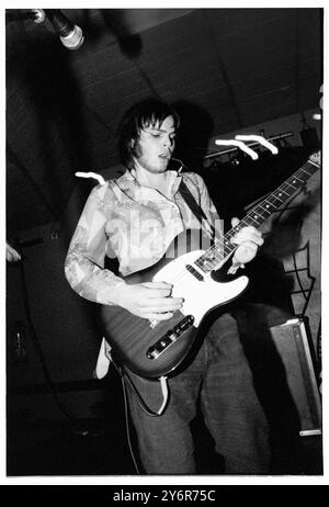 SUPERGRASS, YOUNG, EARLY TOUR, 1995: A very Young Gaz Coombes of Supergrass, der einen Fender Telecaster an der Glamorgan University, Treforest, Wales, UK auf der ersten Headline UK Tour der Band am 7. März 1995 spielt. Foto: Rob Watkins. INFO: Supergrass, eine britische Rockband, erzielte Mitte der 1990er Jahre mit ihrer ansteckenden Mischung aus Britpop und Punkeinflüssen Erfolg. Hits wie „Alright“ und Alben wie „I Should Coco“ festigten ihren Ruf für energiegeladene, eingängige Melodien und trugen zur pulsierenden Musikszene der damaligen Zeit bei. Stockfoto