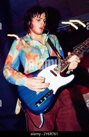 SUPERGRASS, YOUNG, EARLY TOUR, 1995: A very Young Gaz Coombes of Supergrass, der einen Fender Telecaster an der Glamorgan University, Treforest, Wales, UK auf der ersten Headline UK Tour der Band am 7. März 1995 spielt. Foto: Rob Watkins. INFO: Supergrass, eine britische Rockband, erzielte Mitte der 1990er Jahre mit ihrer ansteckenden Mischung aus Britpop und Punkeinflüssen Erfolg. Hits wie „Alright“ und Alben wie „I Should Coco“ festigten ihren Ruf für energiegeladene, eingängige Melodien und trugen zur pulsierenden Musikszene der damaligen Zeit bei. Stockfoto