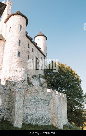 Bobolice Castle, eine alte mittelalterliche Festung oder königliche Burg im Dorf Bobolice, Polen Stockfoto