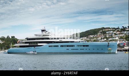 98 Meter lange Super Yacht, Aviva, von Abeking und Rasmussen, die dem Billionär Joe Lewis gehört, liegt im Hafen von Dartmouth, Großbritannien Stockfoto