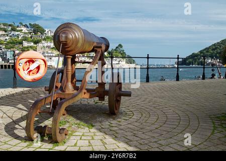 18-Pounder-russische Kanone aus dem Krimkrieg an der Embankment, Quayside, wies auf Sea, Dartmouth, UK hin Stockfoto