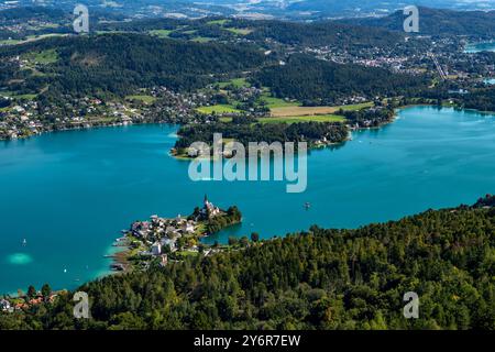 Blick Auf Den Wörther See Und Das Dorf Maria Woerth Auf Der Halbinsel In Kärnten In Österreich Stockfoto