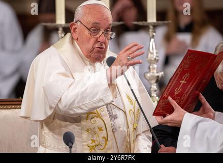 Luxemburg, Luxemburg. September 2024. Papst Franziskus spricht in der Kathedrale Notre Dame. Es ist der erste Besuch eines Papstes in Luxemburg seit fast 40 Jahren. Quelle: Harald Tittel/dpa/Alamy Live News Stockfoto