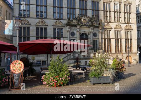 Bremen, Deutschland - 1. September 2024 - der Bremer Marktplatz befindet sich an einem sonnigen Sommermorgen im Zentrum der Hansestadt Bremen Stockfoto