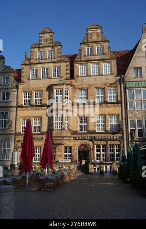 Bremen, Deutschland - 1. September 2024 - der Bremer Marktplatz befindet sich an einem sonnigen Sommermorgen im Zentrum der Hansestadt Bremen Stockfoto