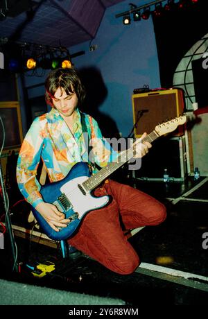 SUPERGRASS, YOUNG, EARLY TOUR, 1995: A very Young Gaz Coombes of Supergrass, der einen Fender Telecaster an der Glamorgan University, Treforest, Wales, UK auf der ersten Headline UK Tour der Band am 7. März 1995 spielt. Foto: Rob Watkins. INFO: Supergrass, eine britische Rockband, erzielte Mitte der 1990er Jahre mit ihrer ansteckenden Mischung aus Britpop und Punkeinflüssen Erfolg. Hits wie „Alright“ und Alben wie „I Should Coco“ festigten ihren Ruf für energiegeladene, eingängige Melodien und trugen zur pulsierenden Musikszene der damaligen Zeit bei. Stockfoto