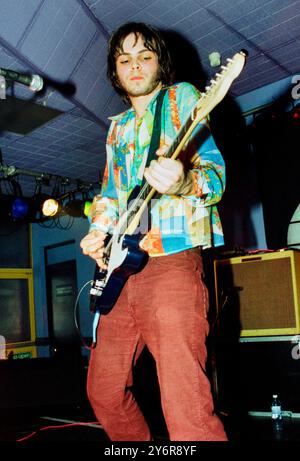 SUPERGRASS, YOUNG, EARLY TOUR, 1995: A very Young Gaz Coombes of Supergrass, der einen Fender Telecaster an der Glamorgan University, Treforest, Wales, UK auf der ersten Headline UK Tour der Band am 7. März 1995 spielt. Foto: Rob Watkins. INFO: Supergrass, eine britische Rockband, erzielte Mitte der 1990er Jahre mit ihrer ansteckenden Mischung aus Britpop und Punkeinflüssen Erfolg. Hits wie „Alright“ und Alben wie „I Should Coco“ festigten ihren Ruf für energiegeladene, eingängige Melodien und trugen zur pulsierenden Musikszene der damaligen Zeit bei. Stockfoto