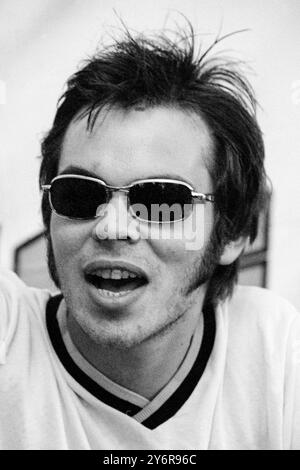 GAZ COOMBES, SUPERGRASS, PORTRÄT, BACKSTAGE, READING FESTIVAL 1998: Gaz Coombes of Supergrass live beim Reading Festival, Reading, Großbritannien am 29. August 1998. Foto: Rob Watkins. Foto: Rob Watkins. INFO: Supergrass, eine britische Rockband, erzielte in den 1990er Jahren mit ihrer ansteckenden Mischung aus Britpop und Punkeinflüssen Erfolg. Hits wie „Alright“ und Alben wie „I Should Coco“ festigten ihren Ruf für energiegeladene, eingängige Melodien und trugen zur pulsierenden Musikszene der damaligen Zeit bei. Stockfoto