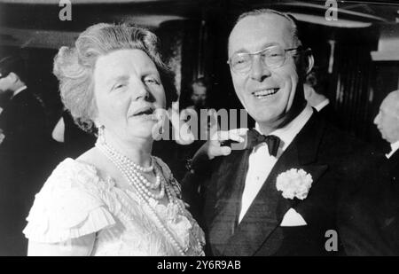 KÖNIGIN JULIANA UND PRINZ BERNHARD ZUM 25. HOCHZEITSTAG IN AMSTERDAM; 3. MAI 1962 Stockfoto