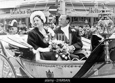 KÖNIGIN JULIANA UND PRINZ BERNHARD ZUM 25. HOCHZEITSTAG IN AMSTERDAM; 2. MAI 1962 Stockfoto