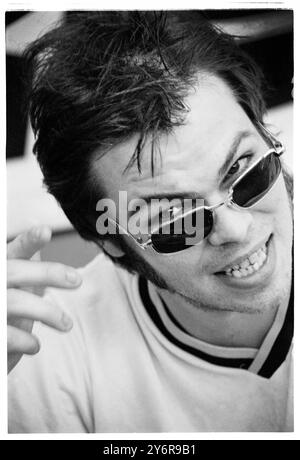 GAZ COOMBES, SUPERGRASS, PORTRÄT, BACKSTAGE, READING FESTIVAL 1998: Gaz Coombes of Supergrass live beim Reading Festival, Reading, Großbritannien am 29. August 1998. Foto: Rob Watkins. Foto: Rob Watkins. INFO: Supergrass, eine britische Rockband, erzielte in den 1990er Jahren mit ihrer ansteckenden Mischung aus Britpop und Punkeinflüssen Erfolg. Hits wie „Alright“ und Alben wie „I Should Coco“ festigten ihren Ruf für energiegeladene, eingängige Melodien und trugen zur pulsierenden Musikszene der damaligen Zeit bei. Stockfoto