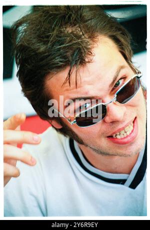 GAZ COOMBES, SUPERGRASS, PORTRÄT, BACKSTAGE, READING FESTIVAL 1998: Gaz Coombes of Supergrass live beim Reading Festival, Reading, Großbritannien am 29. August 1998. Foto: Rob Watkins. Foto: Rob Watkins. INFO: Supergrass, eine britische Rockband, erzielte in den 1990er Jahren mit ihrer ansteckenden Mischung aus Britpop und Punkeinflüssen Erfolg. Hits wie „Alright“ und Alben wie „I Should Coco“ festigten ihren Ruf für energiegeladene, eingängige Melodien und trugen zur pulsierenden Musikszene der damaligen Zeit bei. Stockfoto