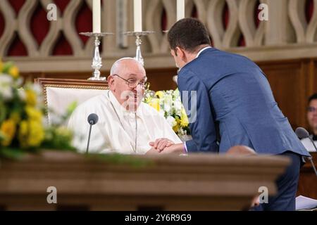 Luxemburg, Luxemburg. September 2024. Papst Franziskus trifft die katholische Gemeinde Luxemburgs in der Kathedrale Notre Dame während seiner apostolischen Reise nach Luxemburg am 26. September 2024. Quelle: Adam Ján Figeľ/Alamy Live News. Stockfoto