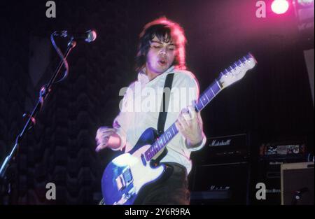 SUPERGRASS, BBC SOUND CITY, 1995: A Young Gaz Coombes of Supergrass spielen die Anson Rooms, die am 17. April 1995 ihr Debütalbum I Should Coco an der Bristol University in Bristol (England) als Teil von BBC Sound City promoten. Foto: Rob Watkins. INFO: Supergrass, eine britische Rockband, die 1993 gegründet wurde, erlangte mit energiegeladenen und eingängigen Songs Berühmtheit. Hits wie „Alright“ und Alben wie „I Should Coco“ kennzeichneten ihre zentrale Rolle in der Britpop-Bewegung und zeigten ihren ansteckenden Sound und jugendlichen Überschwang. Stockfoto