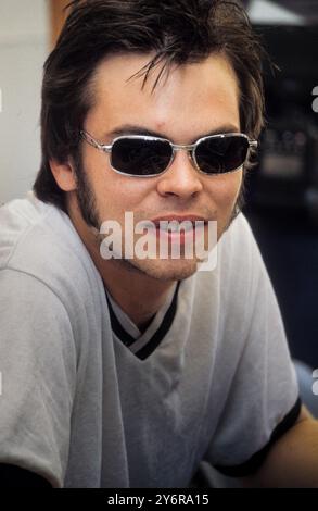 GAZ COOMBES, SUPERGRASS, PORTRÄT, BACKSTAGE, READING FESTIVAL 1998: Gaz Coombes of Supergrass live beim Reading Festival, Reading, Großbritannien am 29. August 1998. Foto: Rob Watkins. Foto: Rob Watkins. INFO: Supergrass, eine britische Rockband, erzielte in den 1990er Jahren mit ihrer ansteckenden Mischung aus Britpop und Punkeinflüssen Erfolg. Hits wie „Alright“ und Alben wie „I Should Coco“ festigten ihren Ruf für energiegeladene, eingängige Melodien und trugen zur pulsierenden Musikszene der damaligen Zeit bei. Stockfoto