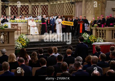 Luxemburg, Luxemburg. September 2024. Papst Franziskus trifft die katholische Gemeinde Luxemburgs in der Kathedrale Notre Dame während seiner apostolischen Reise nach Luxemburg am 26. September 2024. Quelle: Adam Ján Figeľ/Alamy Live News. Stockfoto