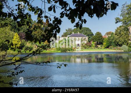 Melbourne Hall und Gärten mit Blick auf Melbourne Pool, Derbyshire, England Stockfoto