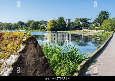 Melbourne Pool in Derbyshire, England mit der Kirche Saint Michael mit Saint Mary's Church und Melbourne Hall in der Ferne Stockfoto