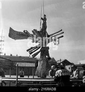 COVENTRY CROSS WIRD MIT DEM HELIKOPTER AN DER COVENTRY CATHEDRAL IN WARWICKSHIRE PLATZIERT; 27. APRIL 1962 Stockfoto