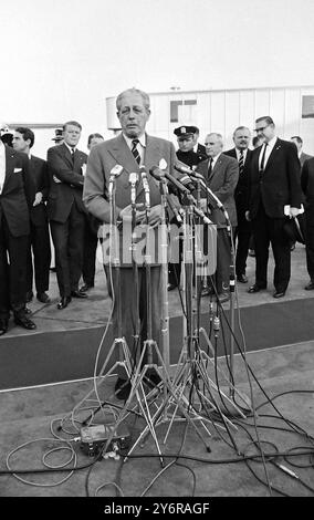 26. APRIL 1962 DER BRITISCHE PREMIERMINISTER HAROLD MACMILLAN HÄLT EINE ANKUNFTSREDE AM FLUGHAFEN IDLEWILD IN NEW YORK. Stockfoto