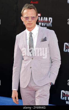 Paul Bettany bei der Uraufführung von „Captain America: Civil war“, die am 12. April 2016 im Dolby Theater in Hollywood, USA, stattfand. Stockfoto