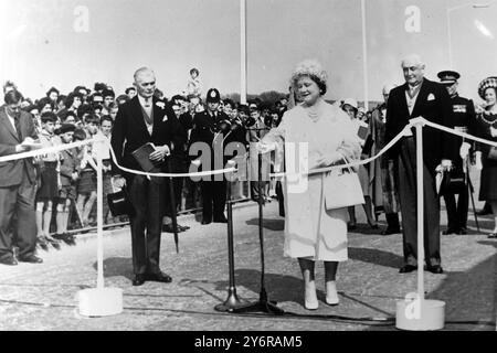 ELISABETH, DIE KÖNIGIN, SCHNEIDET KLEBEBAND, UM DIE BRÜCKE IN PLYMOUTH ZU ÖFFNEN; 26. APRIL 1962 Stockfoto