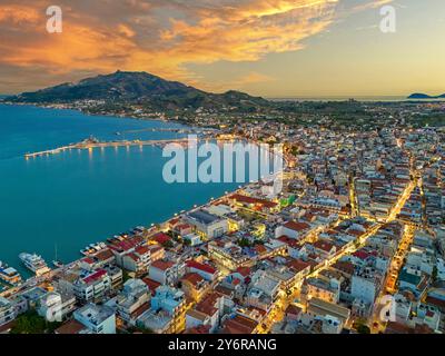 Schönes Luftbild von Zante Stadt auf der griechischen Insel Zakynthos während der Dämmerung. September 2024 Stockfoto