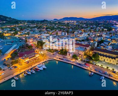 Schönes Luftbild von Zante Stadt auf der griechischen Insel Zakynthos während der Dämmerung. September 2024 Stockfoto