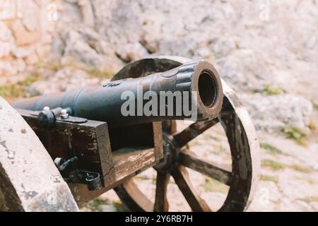 Kanone auf einer Kutsche auf einem Sockel aus weißem Stein in der Nähe des Arsenalgebäudes in Mirow Castle. Standorte in Polen. Architektur des Welttourismus. Stockfoto