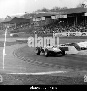 GRAHAM HILL GEWINNT GLOVER TROPHÄE - AUTORENNEN IN GOODWOOD / ; 23. APRIL 1962 Stockfoto