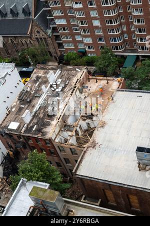 Arbeiter, die Brownstone-Gebäude im Murray Hill Historic District, 2024, New York City, USA, abreißen Stockfoto