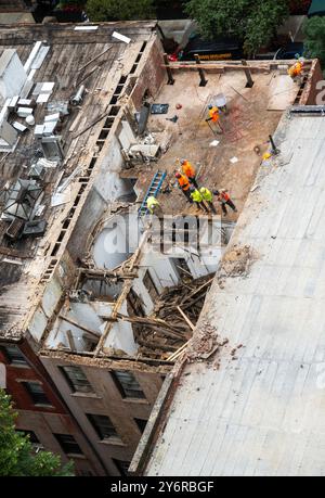 Arbeiter, die Brownstone-Gebäude im Murray Hill Historic District, 2024, New York City, USA, abreißen Stockfoto