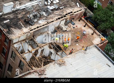 Arbeiter, die Brownstone-Gebäude im Murray Hill Historic District, 2024, New York City, USA, abreißen Stockfoto